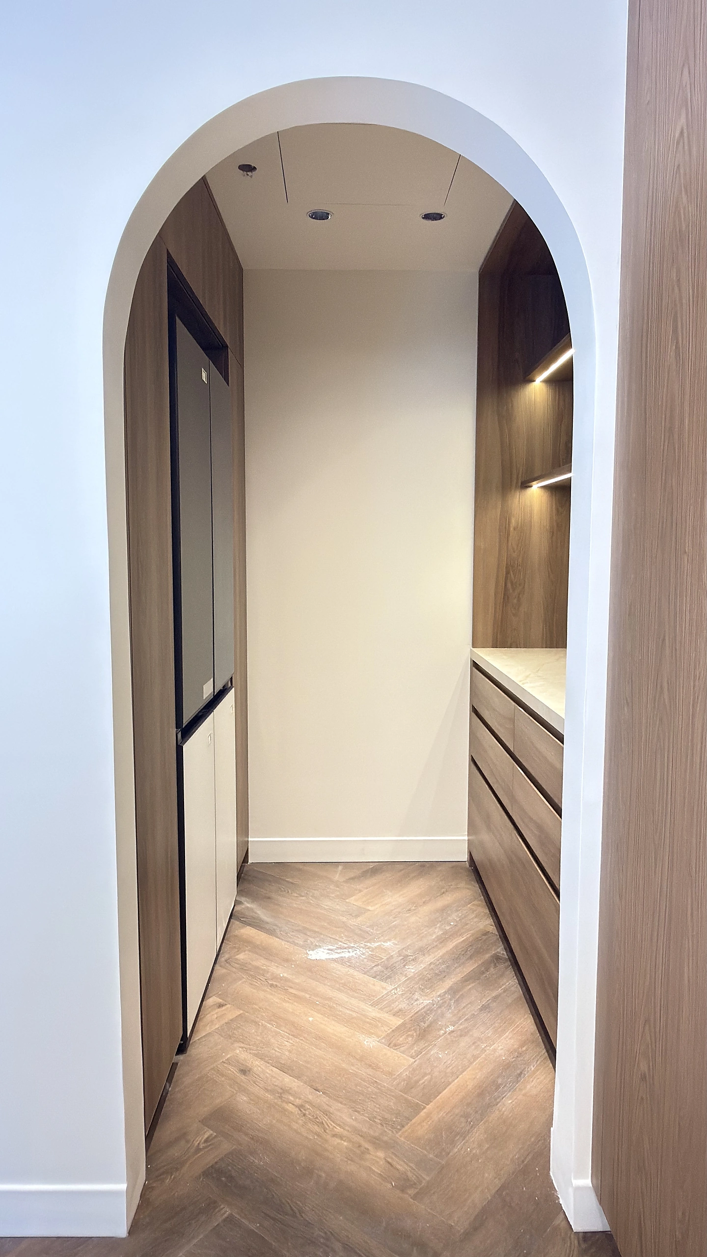 Walk-in dressing room with arched opening and drawer bank, Dubai